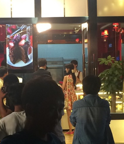 郑爽拍戏花枝招展 被杨洋调戏显娇羞_学生时代