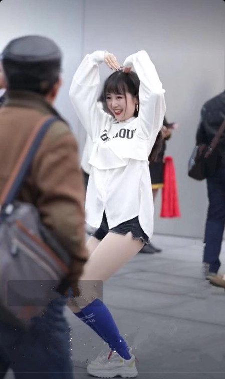 人前一套人后一套?街头实拍网红一秒变脸,网友笑了:真