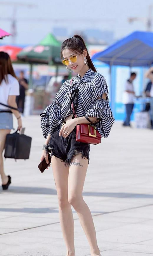 街拍:图三真正的大长腿美女,看这个姿势你就知道了