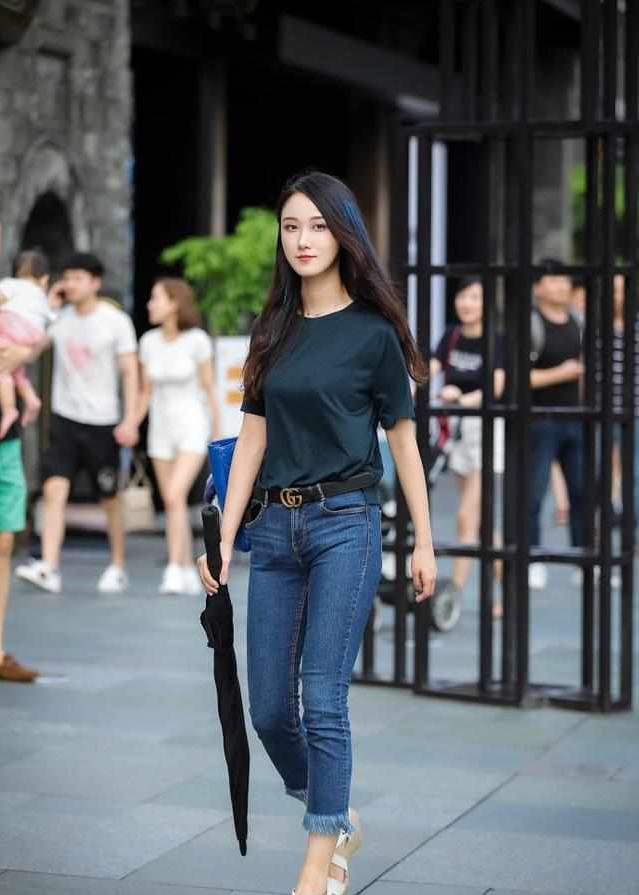 性感明星美女街拍:火辣的身材,女神的背影,颜值不输明星