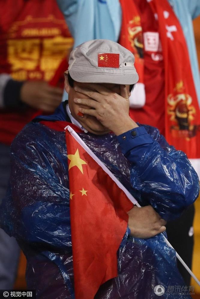 国足0比1不敌叙利亚 球迷掩面而泣