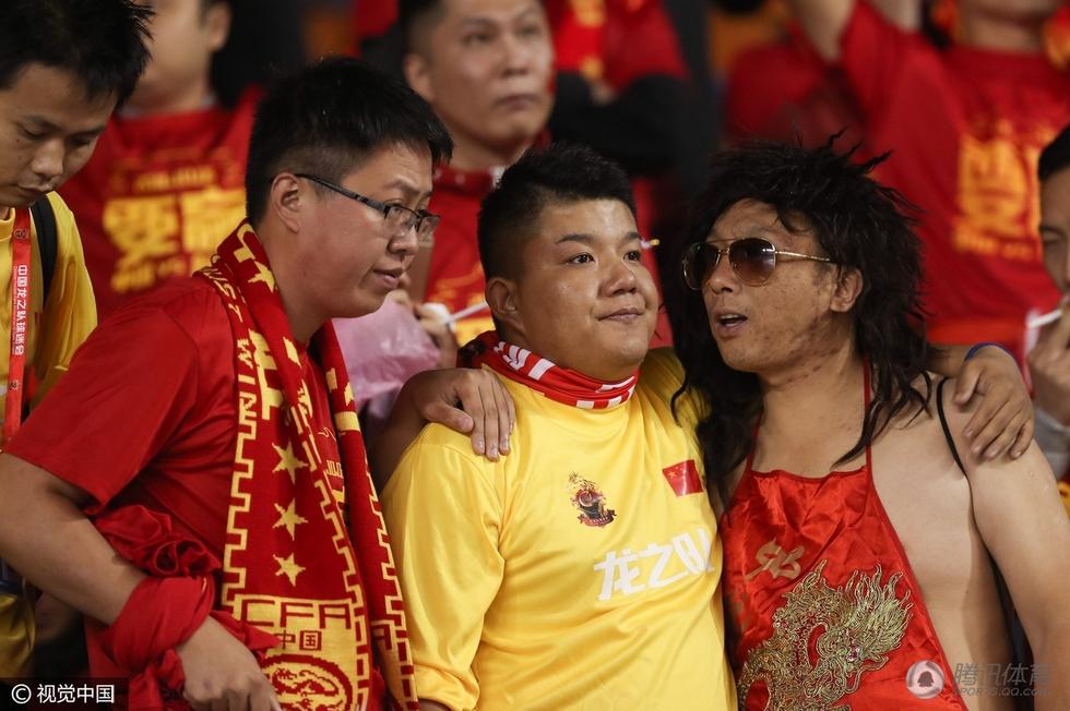 国足0比1不敌叙利亚 球迷掩面而泣