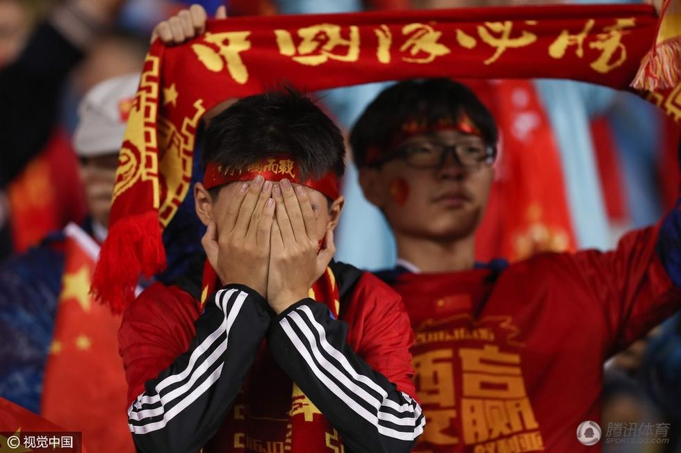 国足0比1不敌叙利亚 球迷掩面而泣