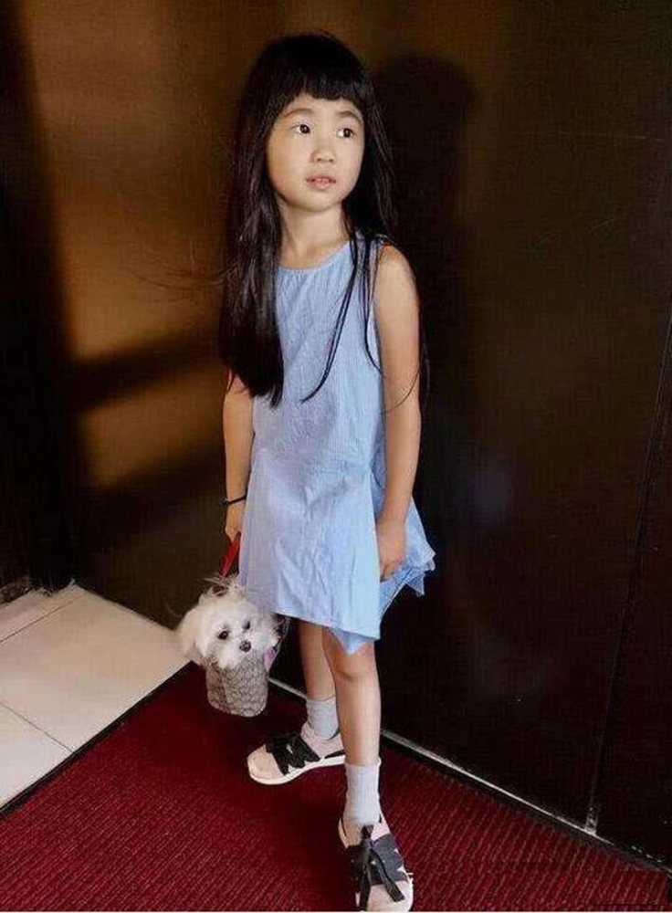 虽然没有像妈妈一样漂亮,不过辣妈吴速玲很会搭配,把女儿打扮得很