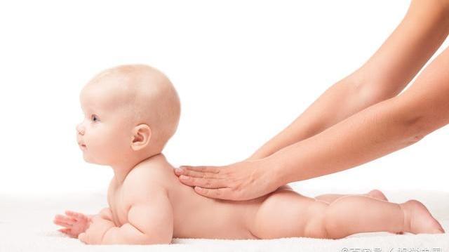 小月龄宝宝咳嗽时,帮助排痰很关键,宝妈学会3