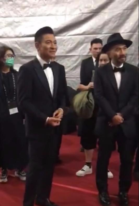 刘德华巩俐同框,两人紧握双手不肯撒手,身高差却成亮点