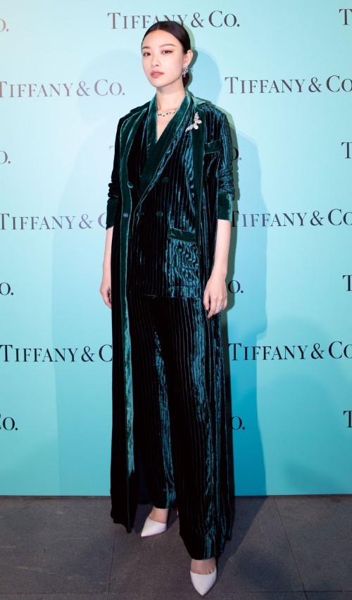 看了倪妮才知道 化妆品再贵也比不上皮肤好 从内出来的高级感 看点快报