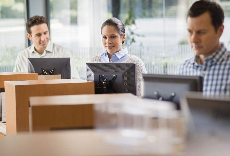 如果存1000万在银行,一年的利息够花吗?听听