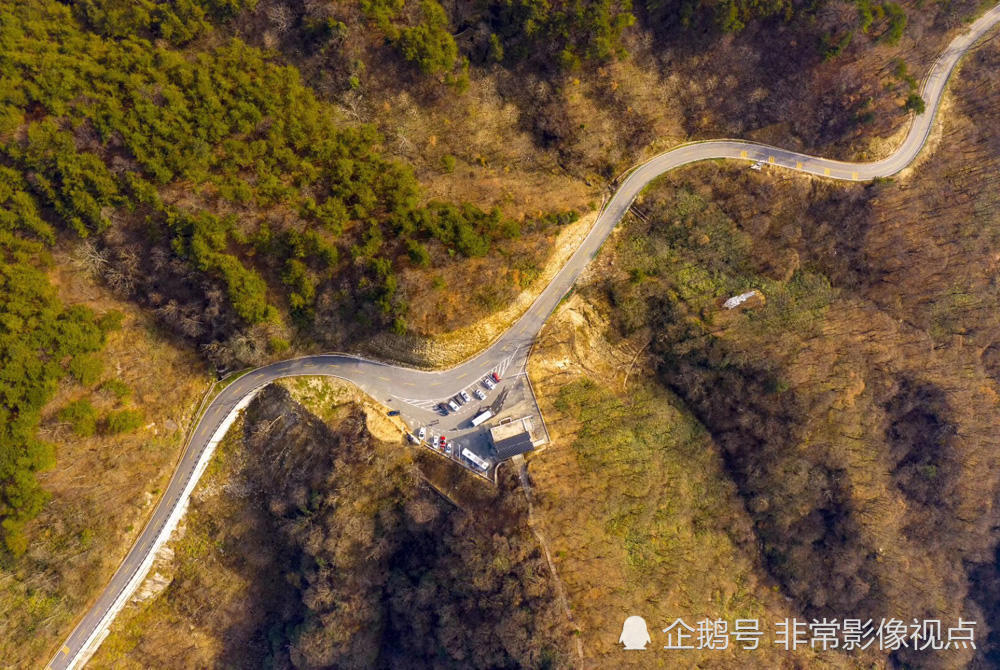 深秋初冬,群山环抱的"马丁公路"沿途风景最美,是摄影师和自驾游爱好者