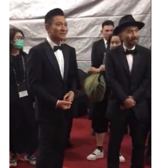 刘德华巩俐同框,两人紧握双手不肯撒手,身高差却成亮点