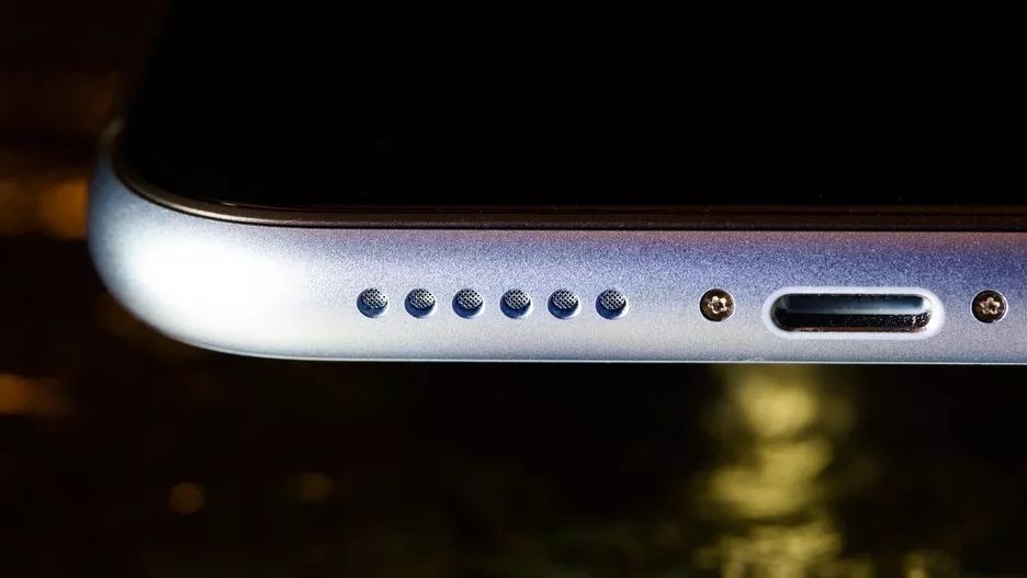 底部左侧并不是真正的扬声器,苹果只是为了对称做了同样的开孔设计