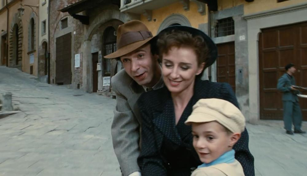 罗伯托·贝尼尼用他那滑稽的表演,在《美丽人生》这部电影里,成就了