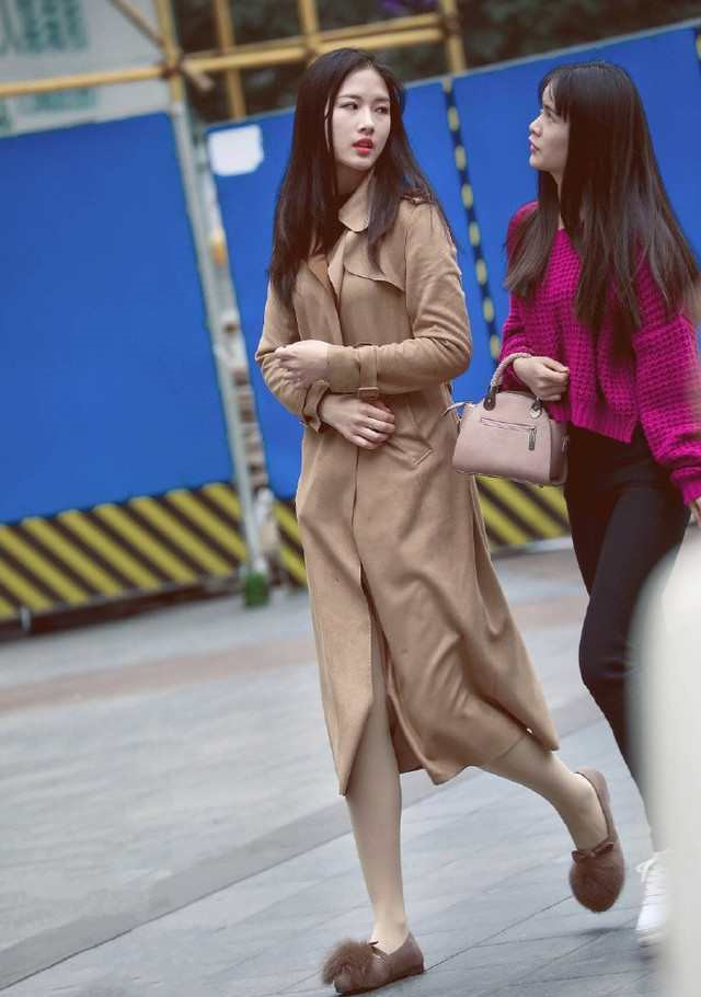 性感明星美女街拍:挺翘的臀部曲线被黑色紧身裤展现的