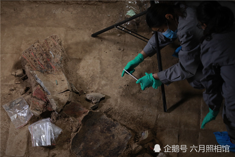 秦兵马俑现场考古发掘 游客也可现场围观