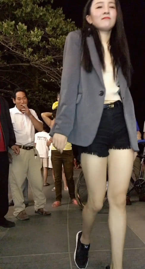 抖音小姐姐正在跳舞,看到她抖腿的那一刻,网友:大叔眼神好猥琐