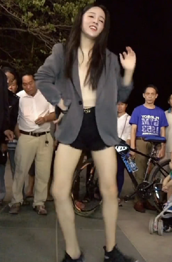 抖音小姐姐正在跳舞,看到她抖腿的那一刻,网友:大叔眼神好猥琐