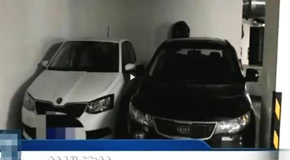 女子因一车位停两车被物业上锁，女子把物业告
