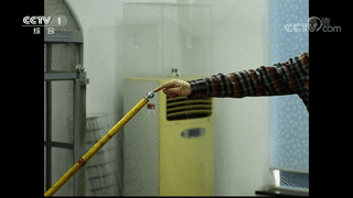 通过以上画面 我们可发现 当手与放电杆接触时 有明显的电火花放出