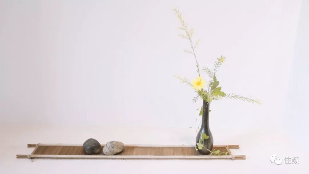 壁炉旁边的案子,灵感来自于日本空间贡花台,目前这里主要作为屋主插花
