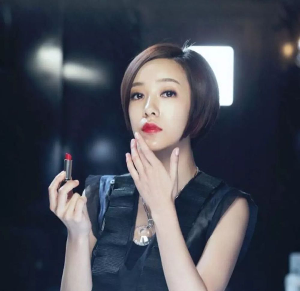 说起我们记忆里的郭采洁,大概还是当年那个踩着高跟鞋,气场一米八的