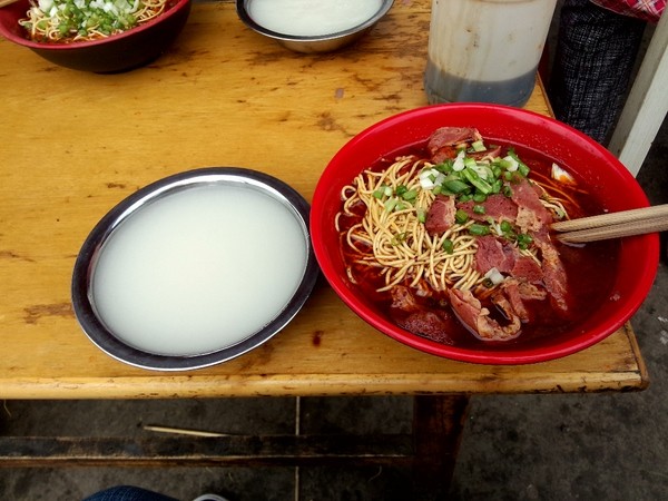 襄阳人的早餐-牛肉面和黄酒