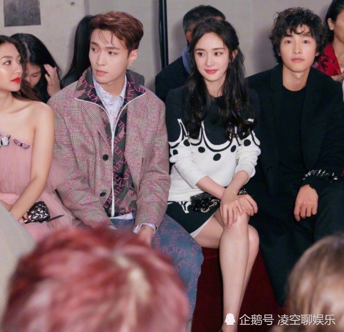 张艺兴杨幂同台看秀,两人坐姿引围观,网友:好像春运被