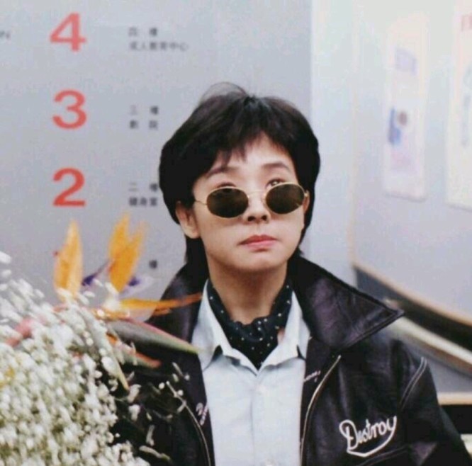 港风·情侣头像:"你走路的时候小心一点,别总往我心里