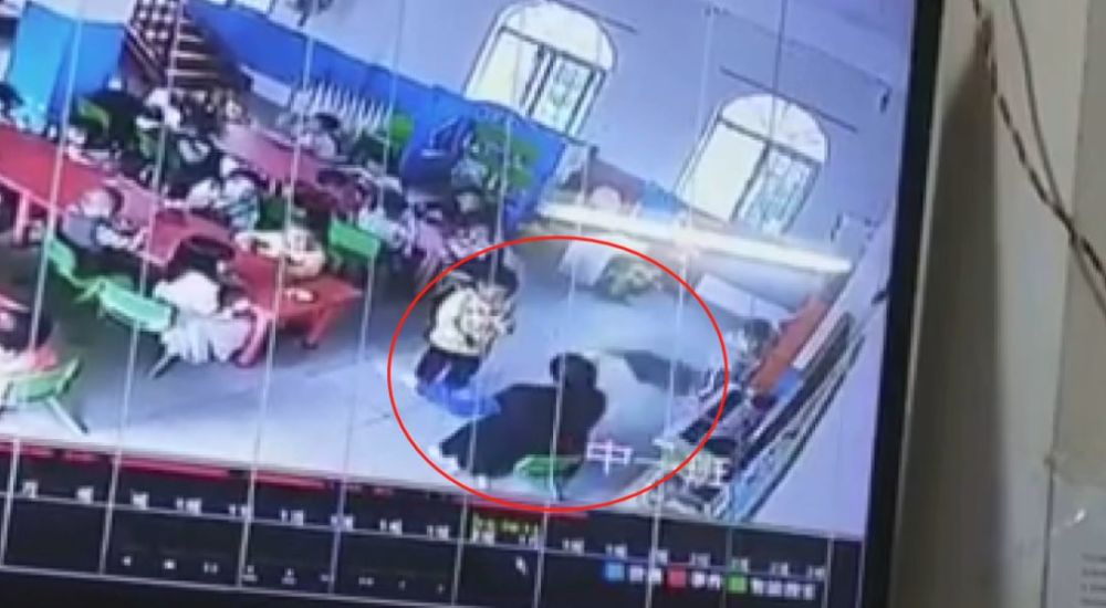 过分!4岁男孩午休尿裤子,竟遭幼儿园老师拍打,拖拽