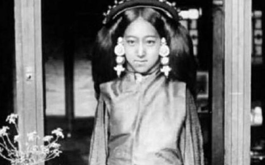 清朝真实老照片:地主婆面相刻薄,图3青楼女子陪富家公子打麻将