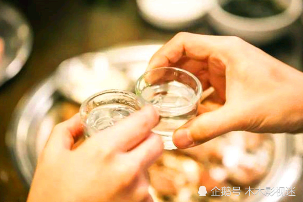 白酒真的不能喝?每天一小杯,或许会给身体带来4大好处
