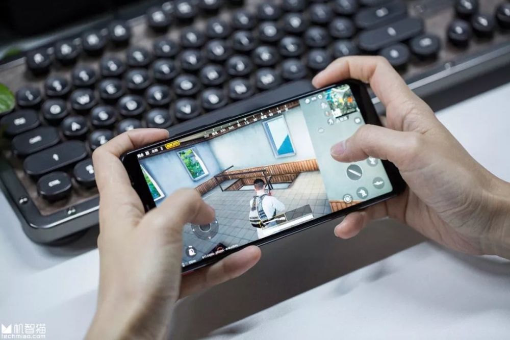 首发:想知道用10gb内存电竞手机玩游戏有多爽吗?