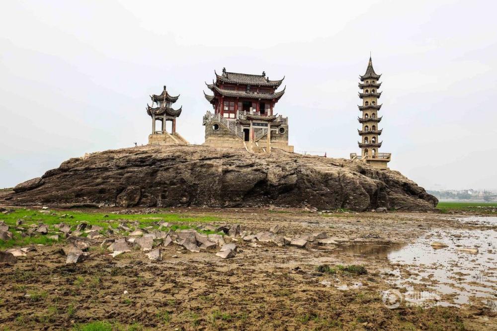鄱阳湖水位下降 千年石岛重见天日