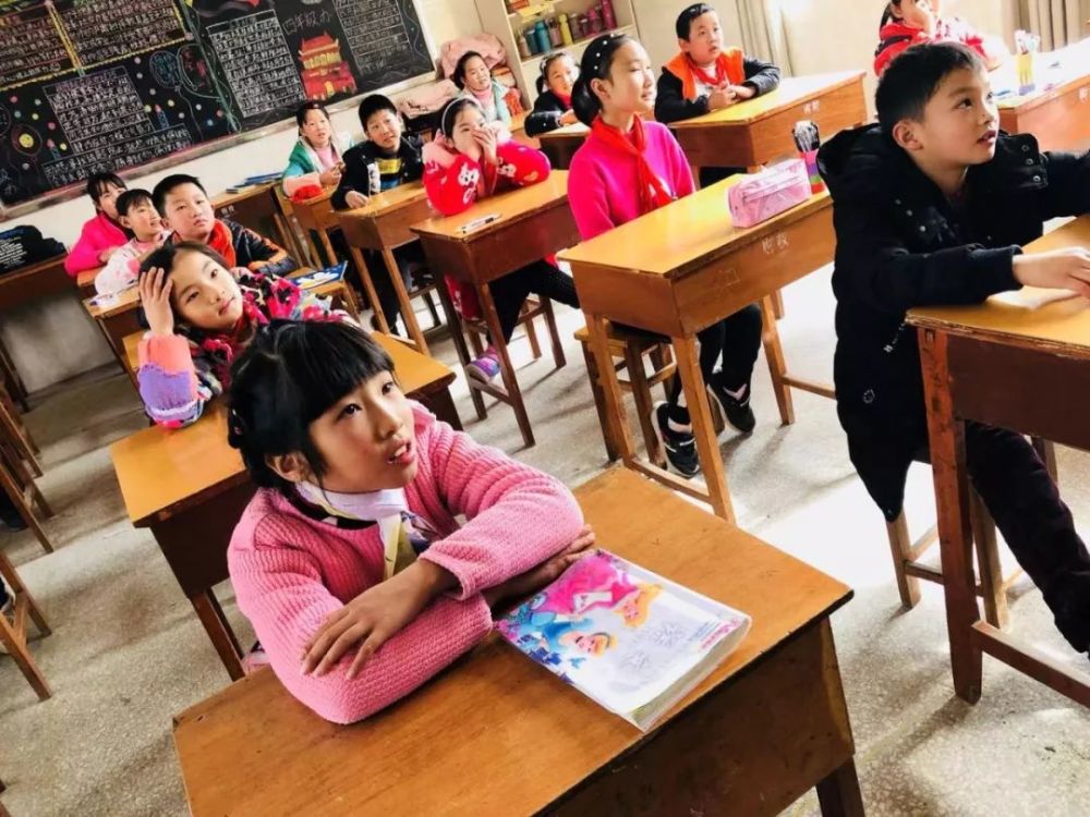 孩子们正在专心上课