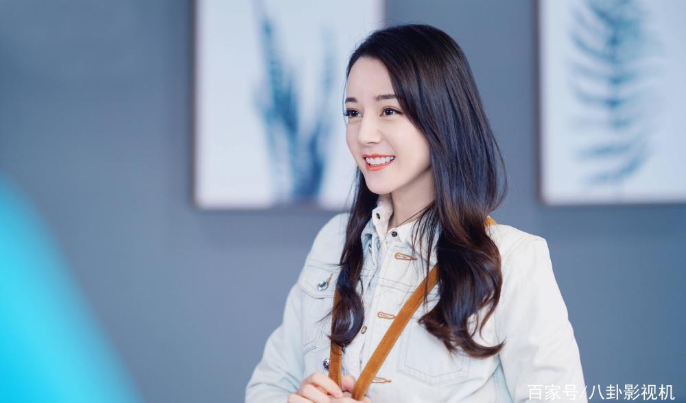 清新自然的迪丽热巴,一笑暖人心,是一位端庄大方的金鹰女神