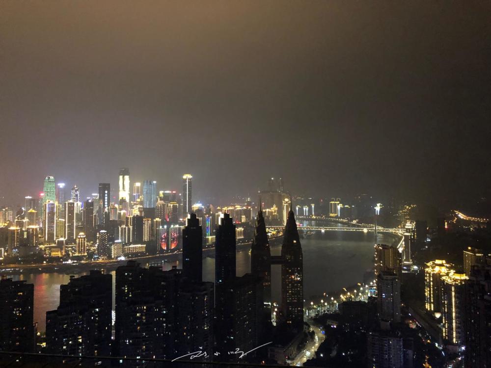 实拍重庆和杭州的夜景,同为"新一线城市",差距怎么那么大?