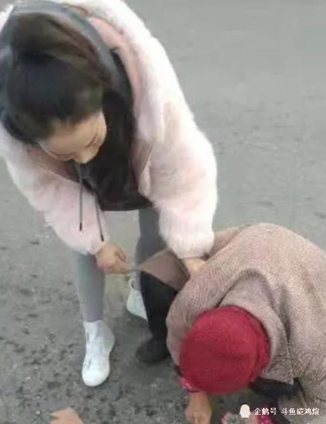 90岁奶奶寒风中蹲下捡东西 接下来的每一幕都很暖心