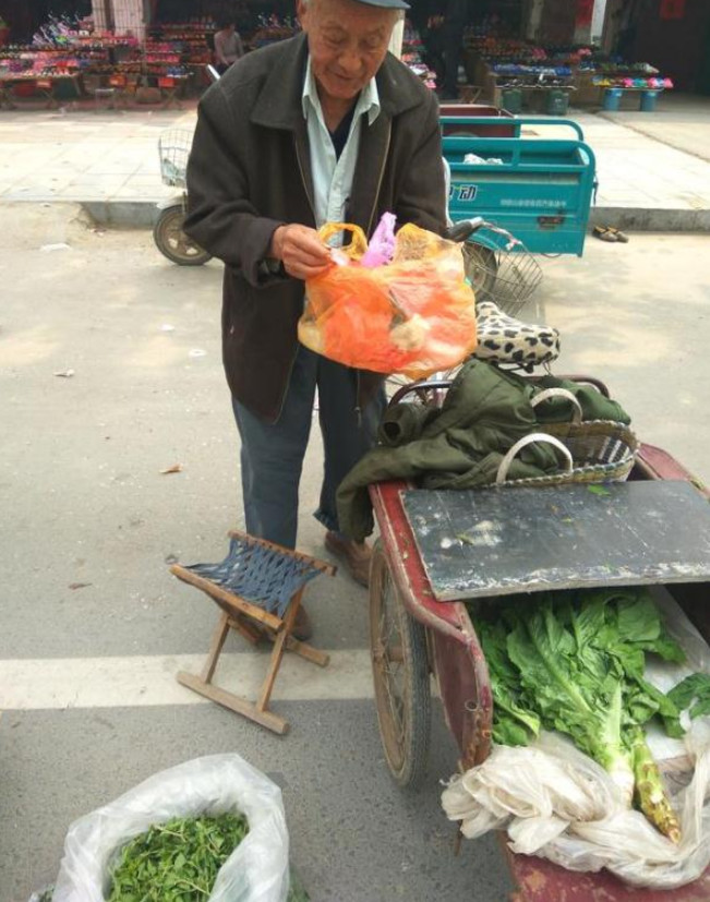 实拍街头卖菜的大爷大妈,有的是为了生计,有的是为图有个事干