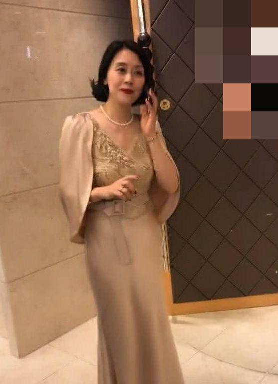 "最美婆婆"走红!妆容气质太出众,网友:请问还缺女儿么