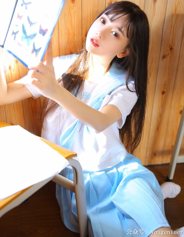 制服美女校花精致娃娃脸长发飘飘图片