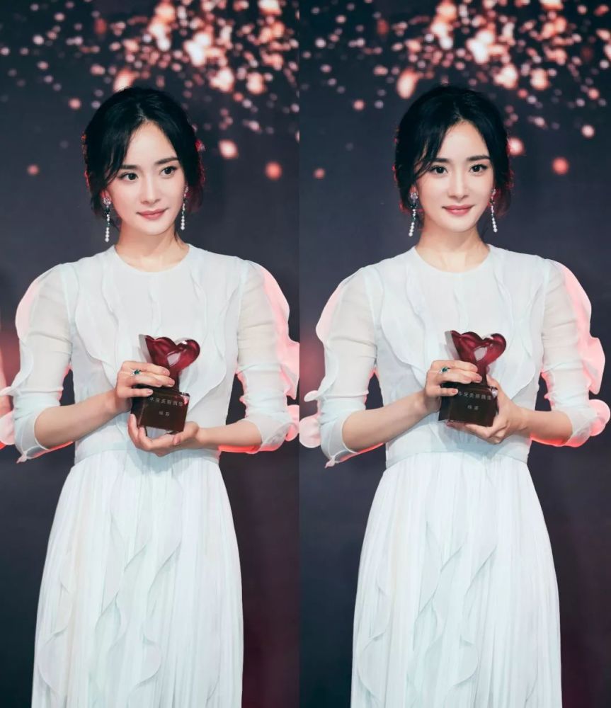 杨幂亮相2018cosmo时尚美丽盛典 获"年度闪耀美丽偶像
