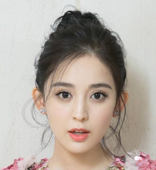 很多人觉得圆脸女生扎上丸子头看起来会很可爱,但是你自己照镜子的