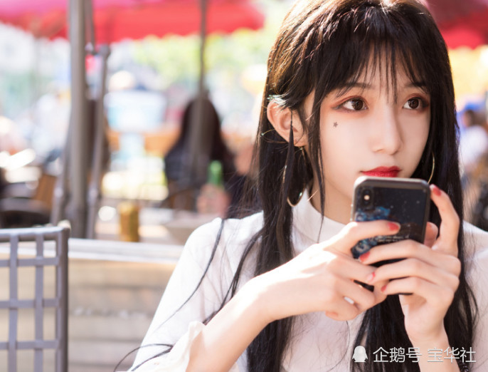 女装大佬艾比被人采访,暴露真实生活性格,网友:厉害的