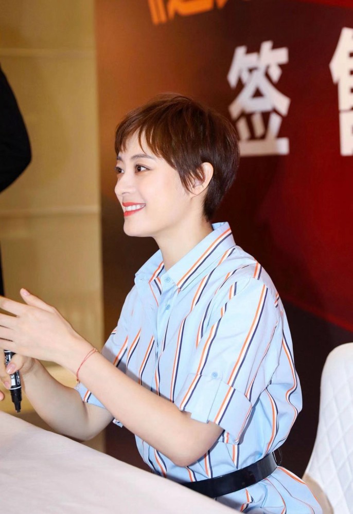 孙俪美起来像开挂,条纹衬衫裙搭配精致短发,少女气质依旧惊艳!