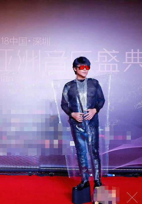 陈志朋现身某音乐盛典 身穿"塑料袋"造型超吸睛