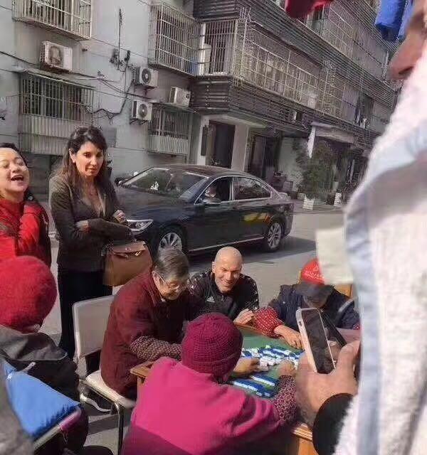 看得手痒痒了?齐达内中国蹲,观战上海大妈打麻将