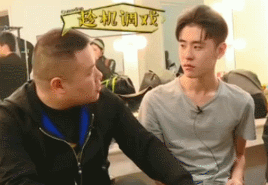 岳云鹏摸张云雷大腿,小辫的表情犯规了,九郎:我还在这