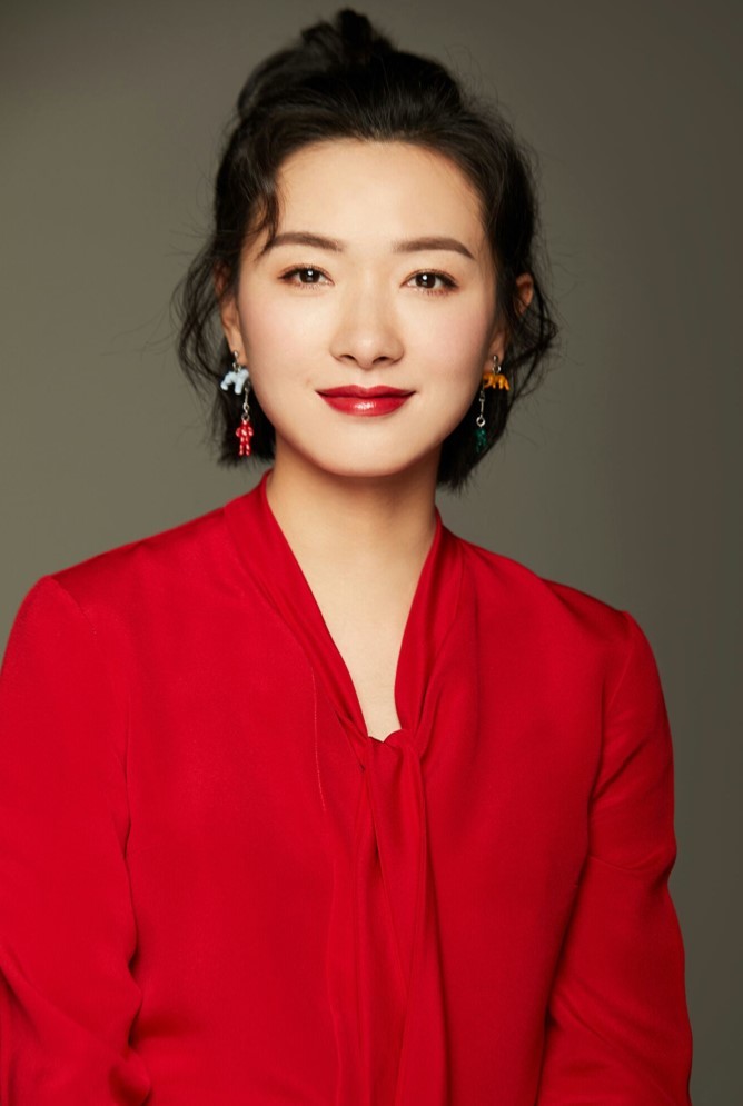 简直让人少女心爆棚,画上一个大红唇,恰好和衣服相呼应,红色热情出挑