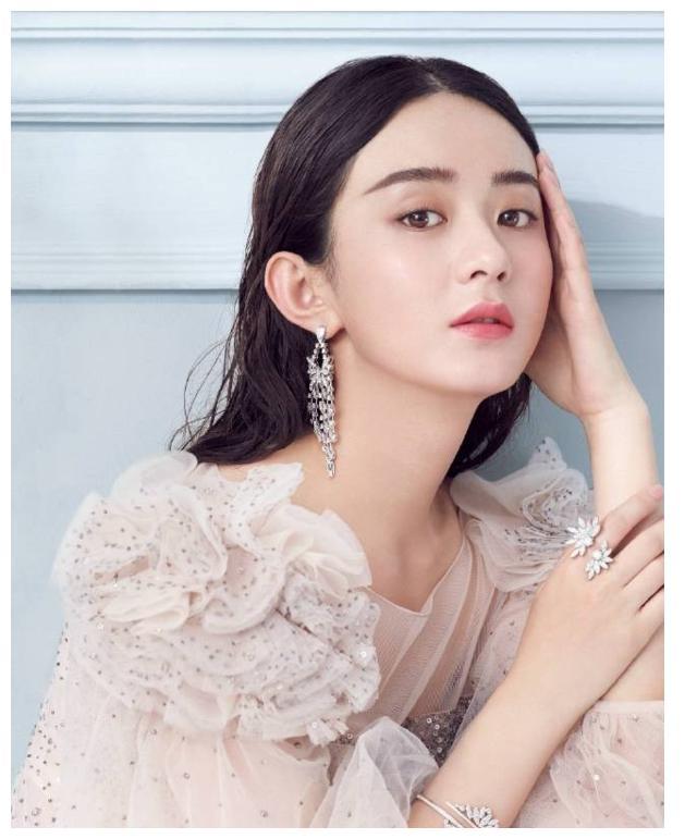 赵丽颖:身穿背带短裙青春活力,一头卷发俏皮可爱元气满满