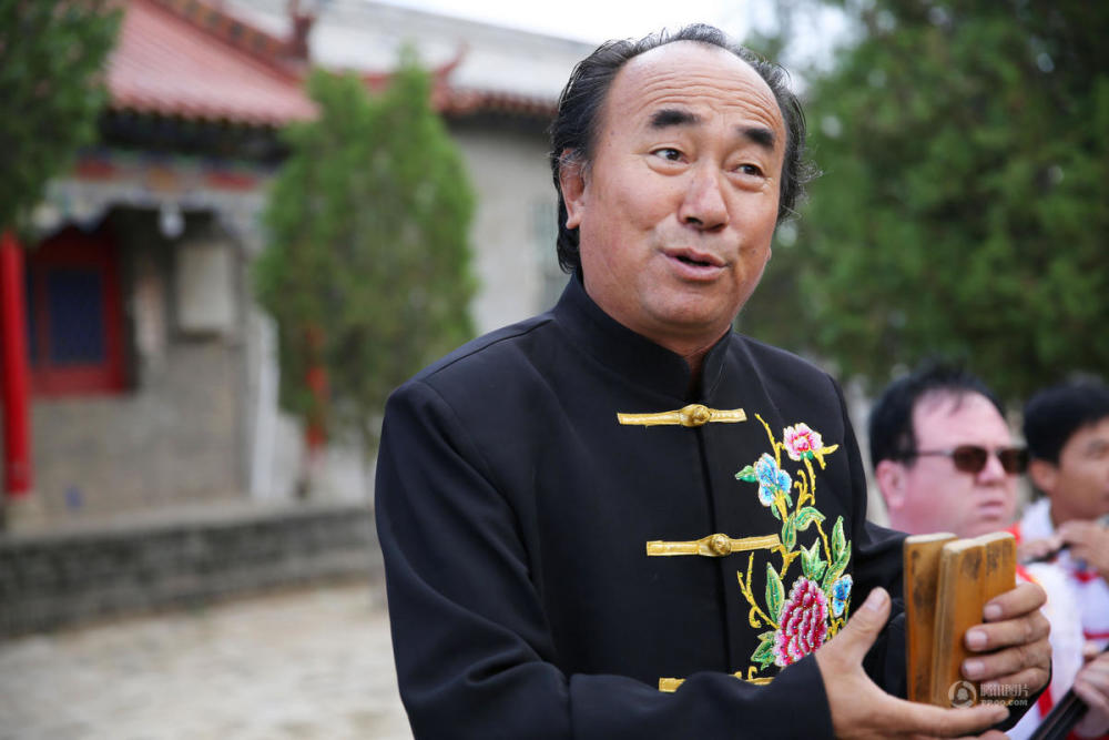 陕北老艺人说书30多年 年收入60万