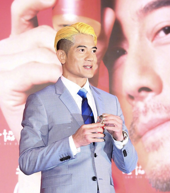 郭富城纯金发型亮相,以前还染过红的蓝的,发色快凑齐一套彩虹